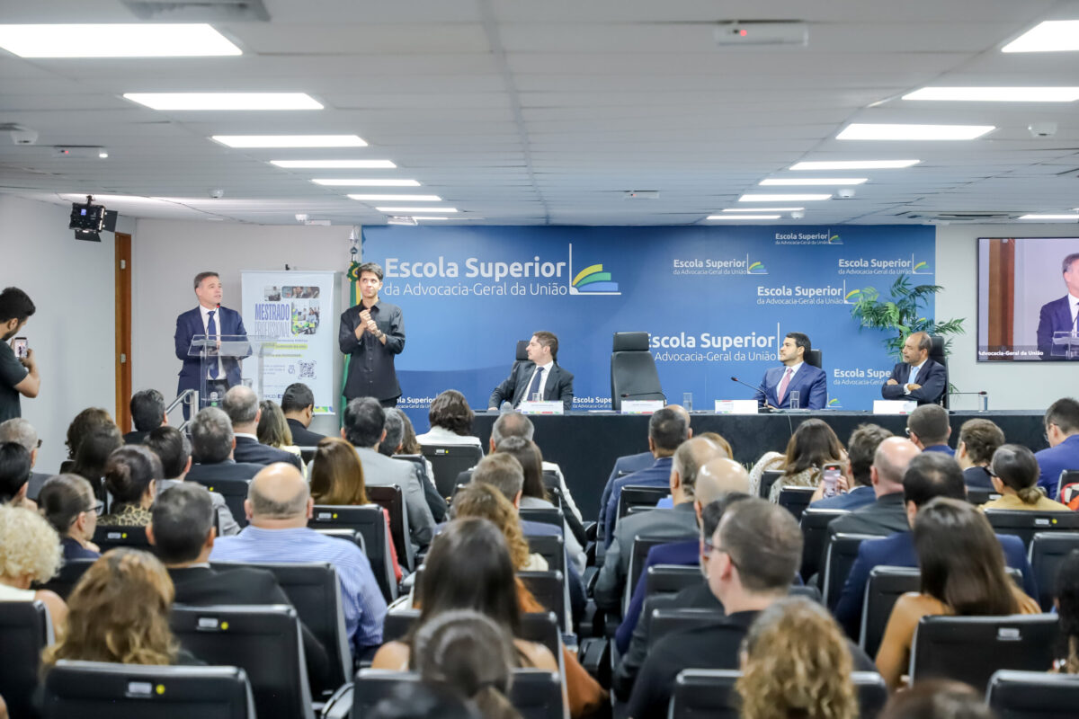 Ministro André Mendonça destaca papel da advocacia pública em aula magna na AGU