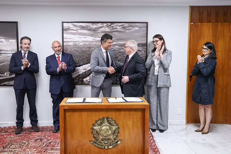 assinatura de acordo de cooperação técnica entre Centro de Estudos Constitucionais do STF e Universidade Federal do Paraná