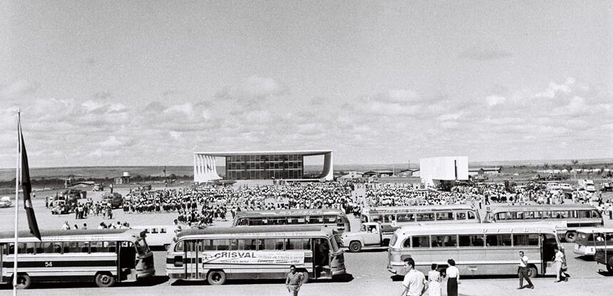 Fotografia em preto e branco da Praça dos Três Poderes na inauguração de Brasília. Ao fundo, o edifício-sede do STF.