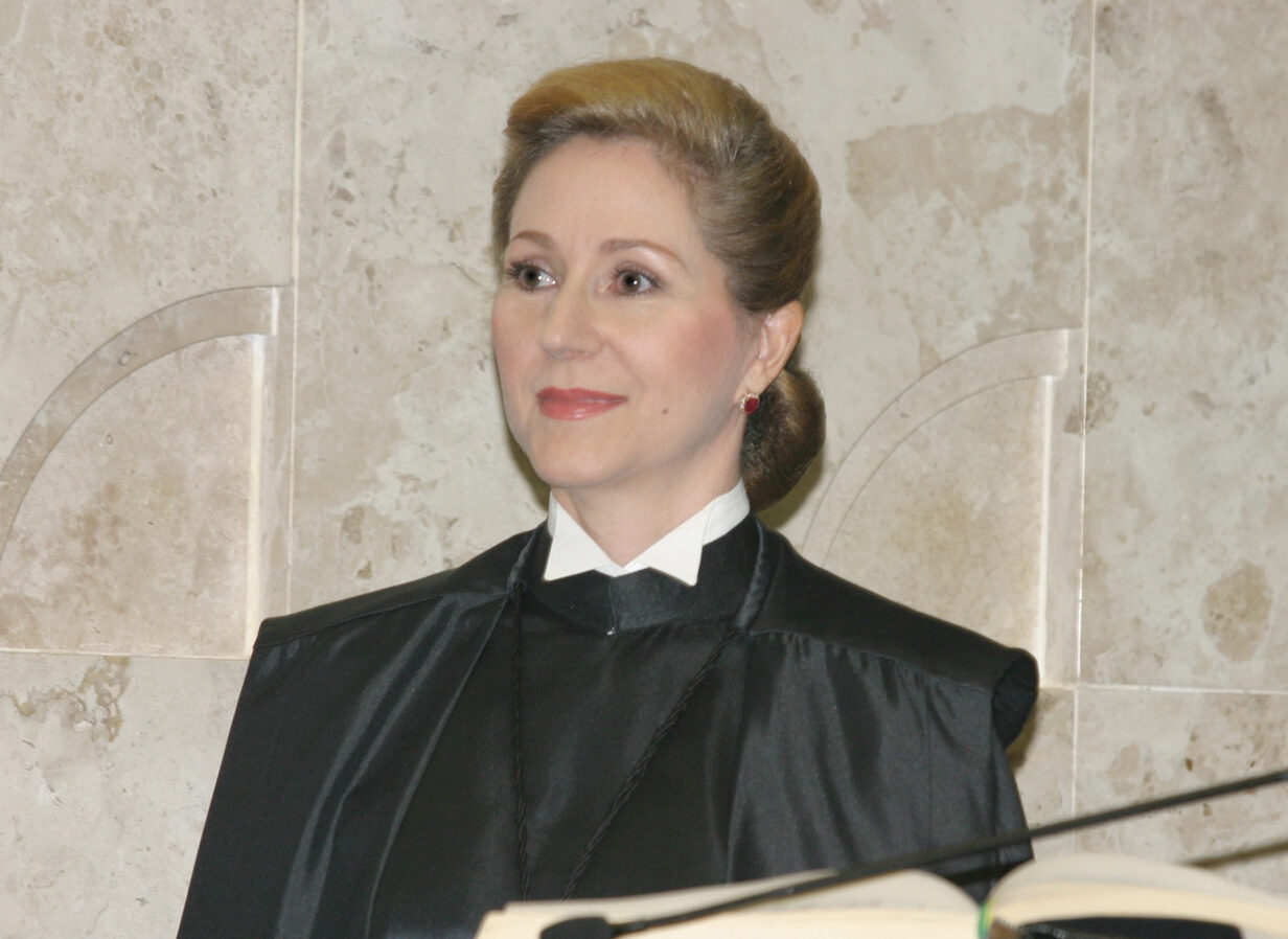 Fotografia colorida da ministra Ellen Gracie na sessão de sua posse na Presidência do STF