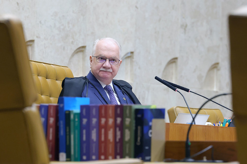 Foto colorida do ministro Edson Fachin em sessão plenária