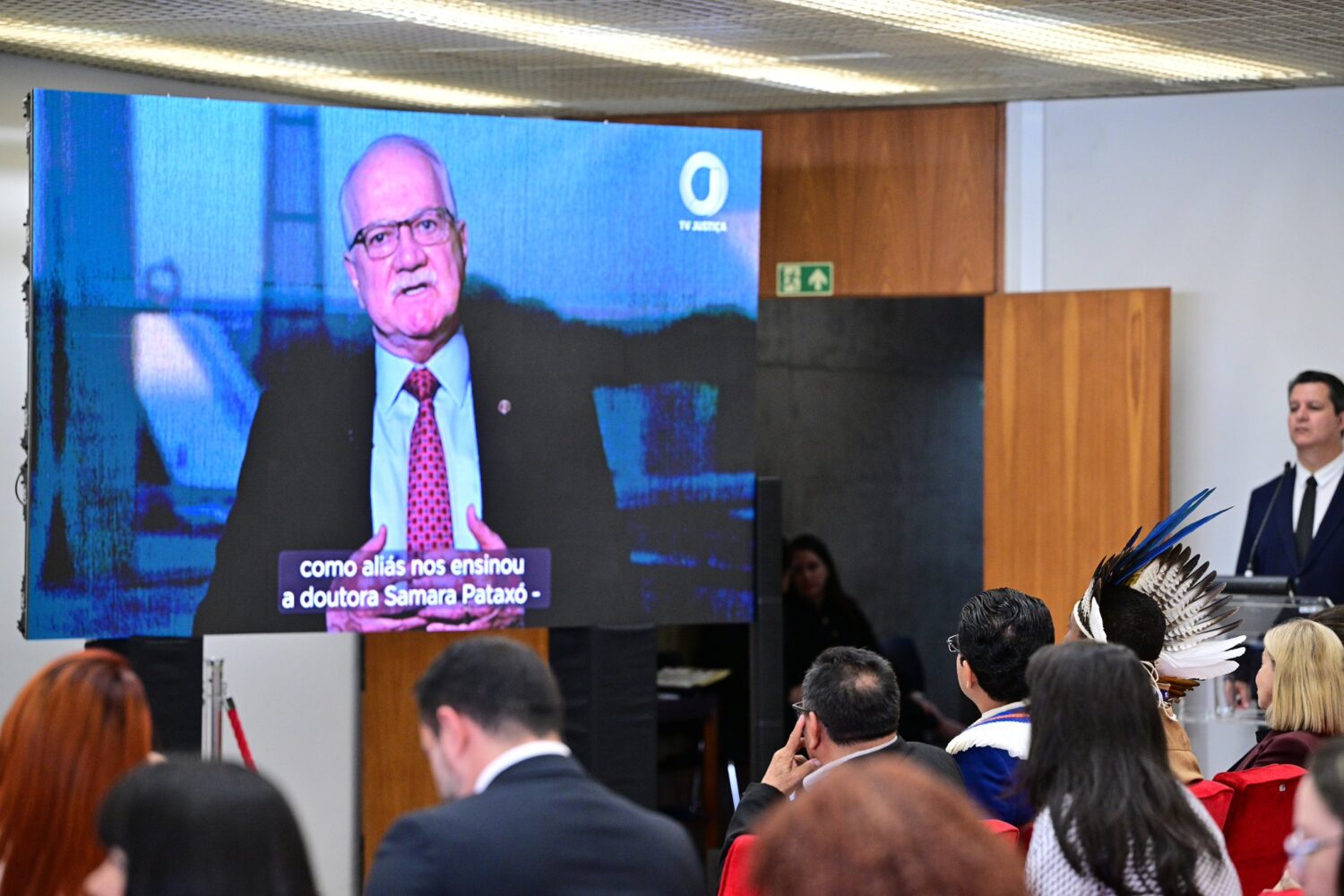 Foto da abertura do abertura do I Congresso Internacional Justiça Originária: Povos Indígenas, Territórios e Sistema de Justiça, durante a fala do ministro Edson Fachin, por vídeo.