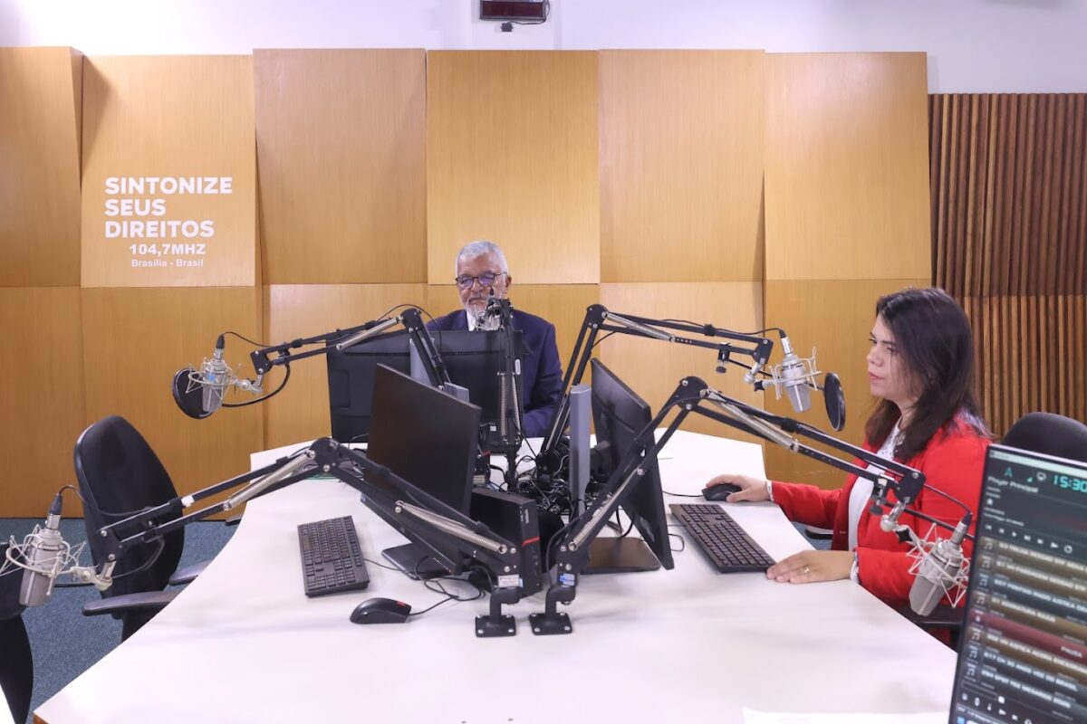 Foto colorida do estúdio da Rádio Justiça mostrando a gravação do participação do Poder Judiciário na Voz do Brasil