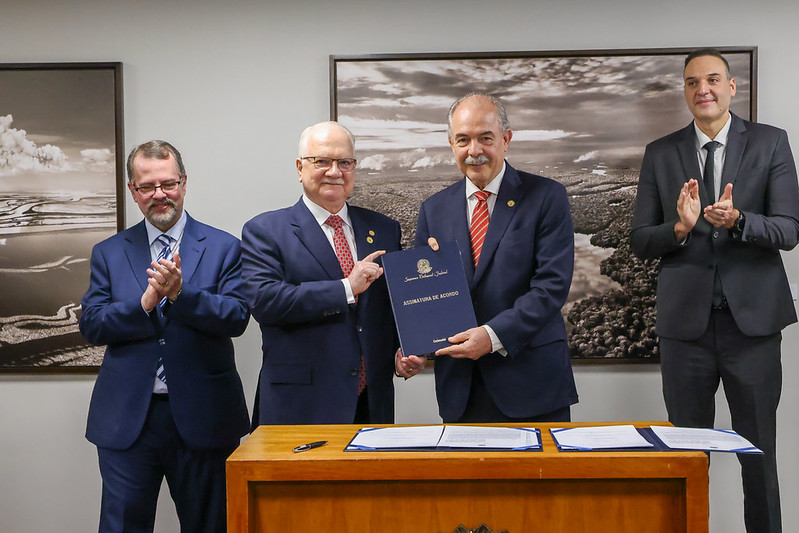 assinatura de atos conjuntos com o Banco Nacional de Desenvolvimento Econômico e Social (BNDES) e Ministério da Justiça e Segurança Pública.