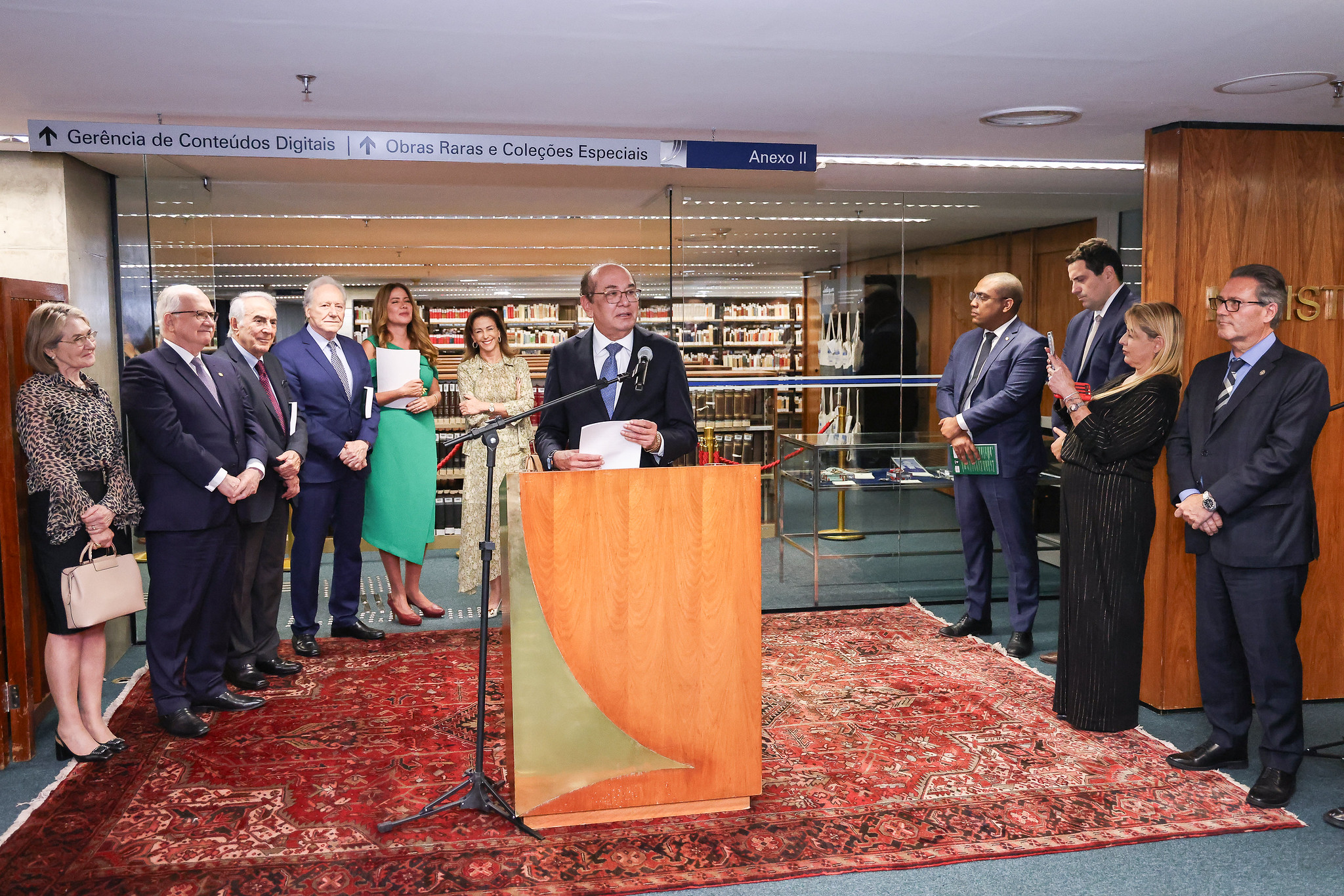 STF recebe lançamento de livro sobre constitucionalismo digital em homenagem ao decano da Corte