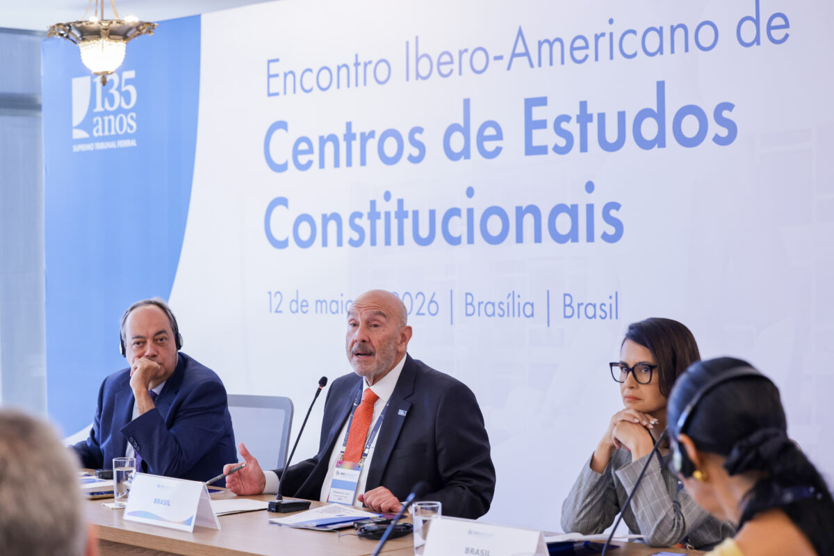 Foto da mesa de abertura do primeiro Encontro de Centros de Estudos Constitucionais da Iberoamérica