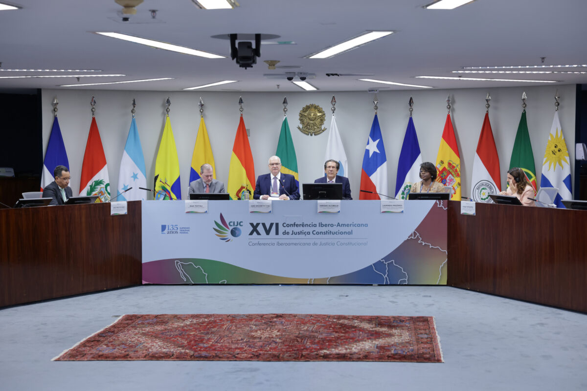 Foto da mesa com autoridades durante a abertura da 16ª edição da Conferência Ibero-Americana de Justiça Constitucional