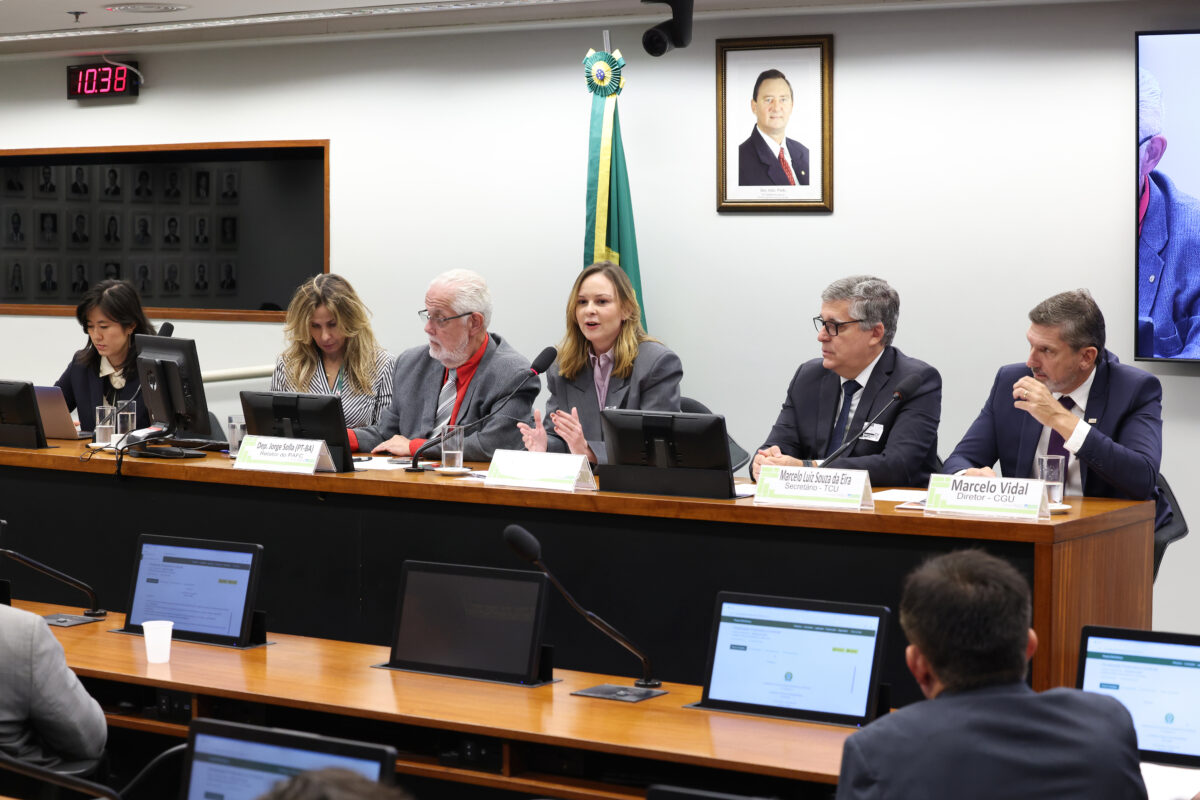 Foto da mesa de participantes da audiência realizada na Câmara dos Deputados para debater transparência e controle de emendas parlamentares