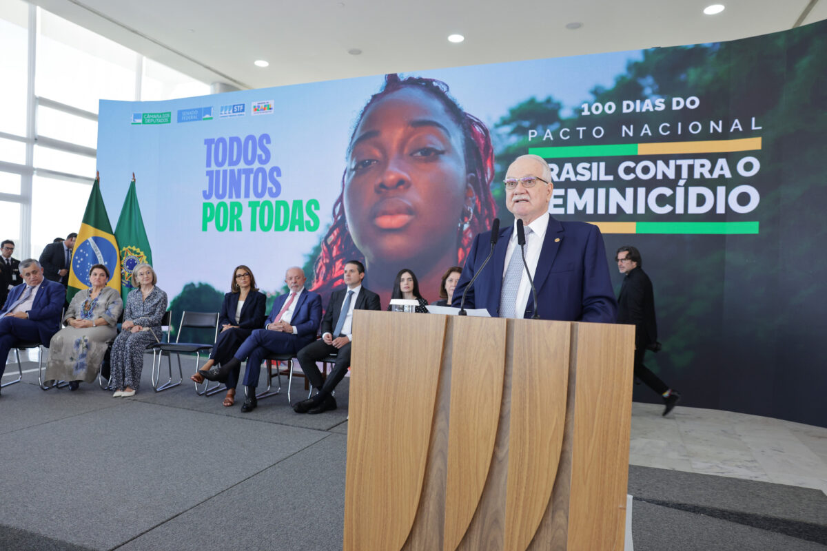 Fotografia do ministro Edson Fachin falando em um púlpito na cerimônia. Atrás dele, as demais autoridades sentadas.