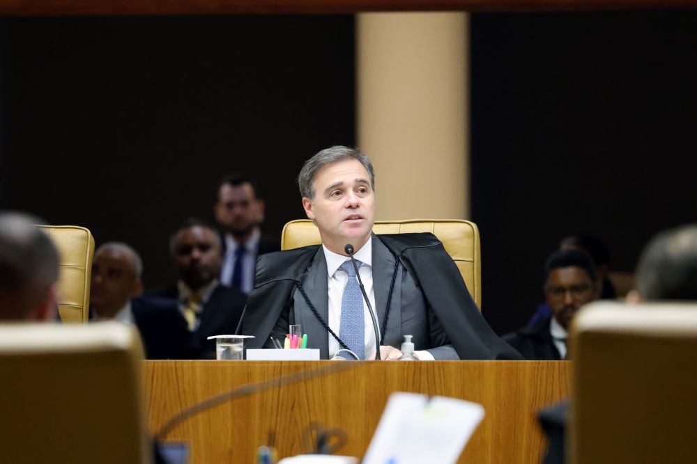 Ministro André Mendonça na sessão plenária do STF
