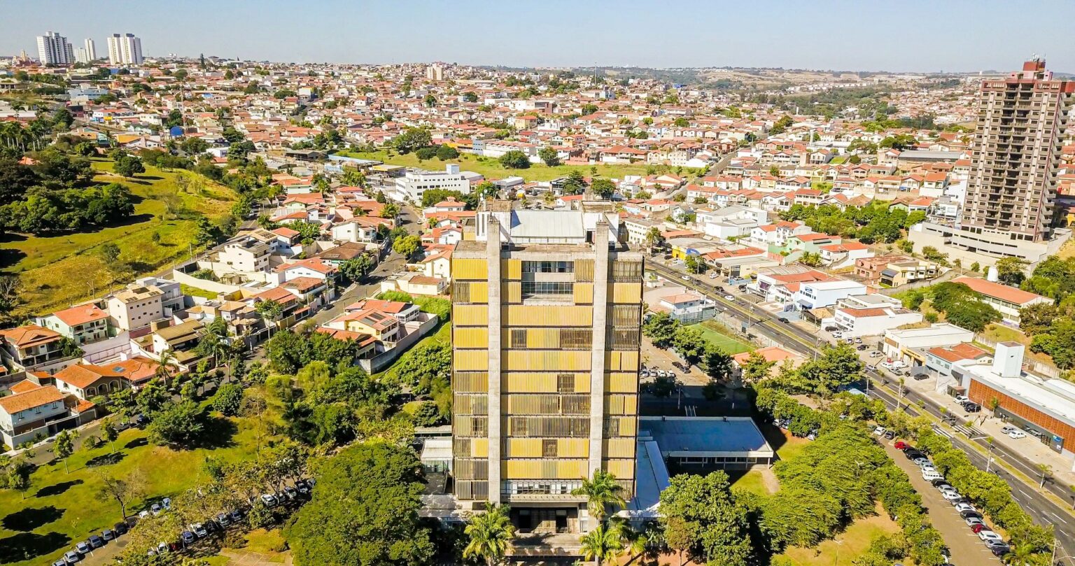 Vista aérea da cidade de Piracicaba, com prédio da prefeitura em primeiro plano