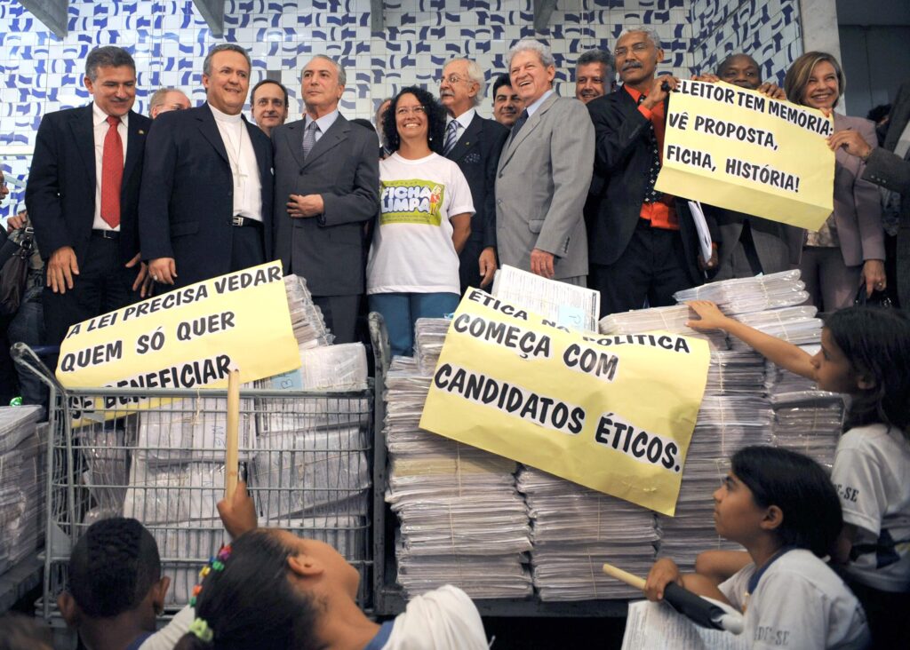 Fotografia colorida do ato de entrega das assinaturas da proposta de iniciativa popular na Câmara dos Deputados.