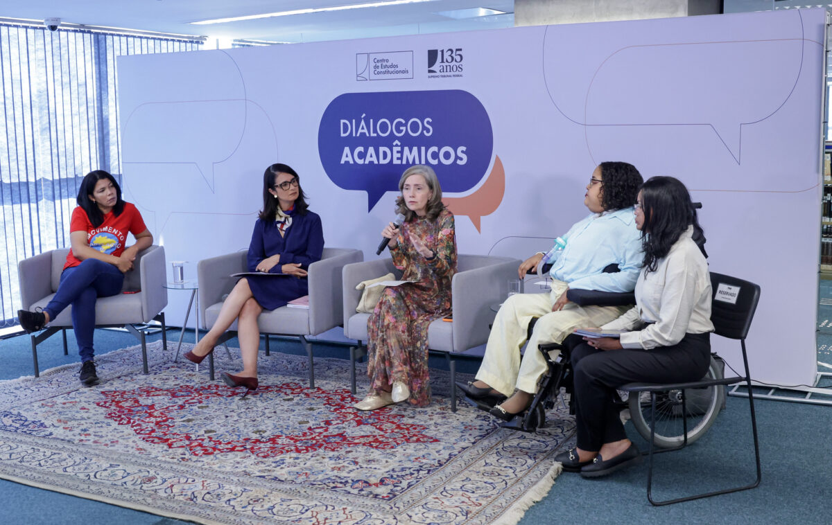 Fotografia das mulheres participantes do debate ocorrido no evento.