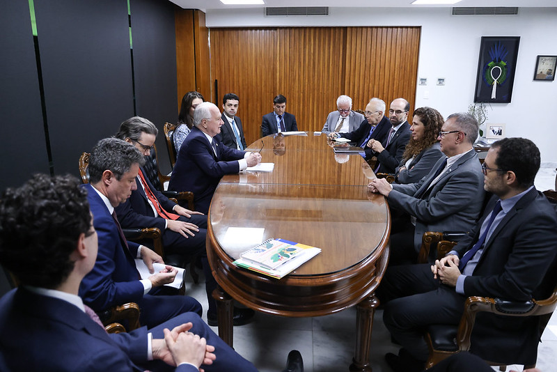 Ministro Edson Fachin e ministra Esther Dweck na mesa de reunião, com representantes do STF e do Ministério da Gestão e Inovação