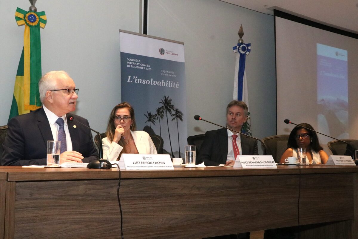 Foto do ministro Edson Fachin, presidente do STF, na mesa de autoridades durante palestra proferida nas Jornadas Internacionais da Associação Henri Capitant, no Rio de Janeiro.