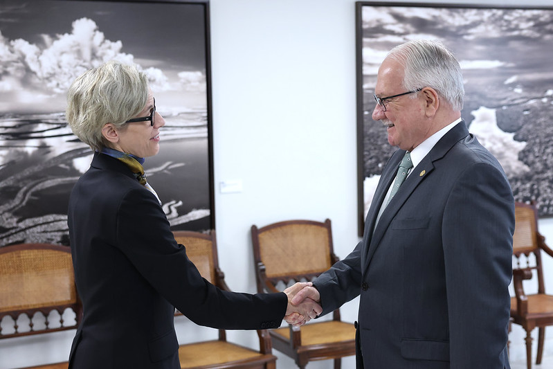 Ministro Edson Fachin cumprimenta Margaret Satterhwrite, Relatora Especial das Nações Unidas para Independência do Poder Judiciário