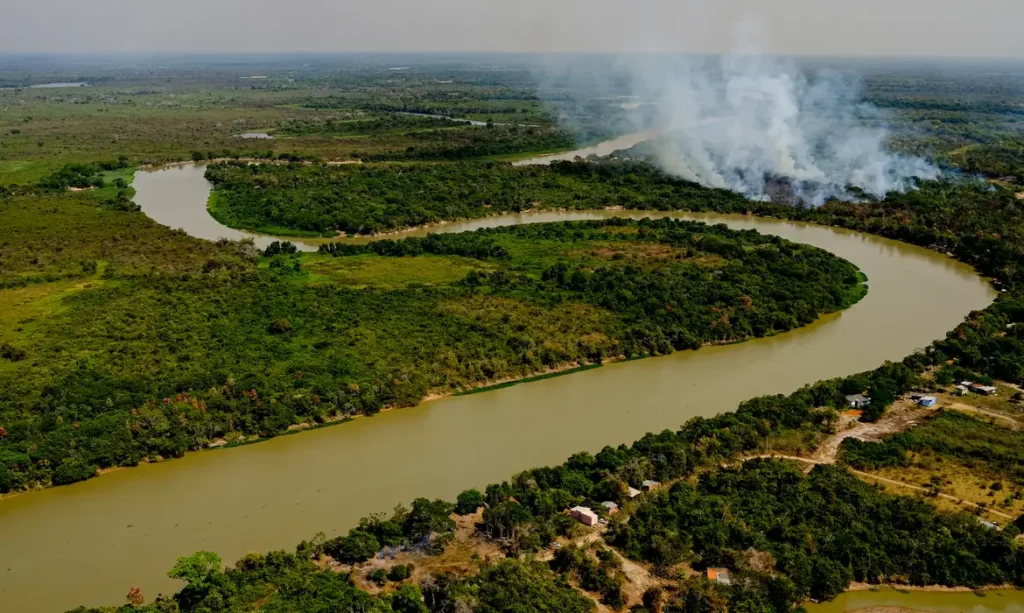 Imagem aérea do Pantanal, com foco de incêndio ao fundo
