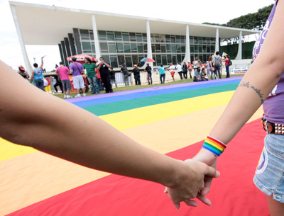 Fotografia de pessoas LGBT formando um simbólico no STF em 18/05/2011.