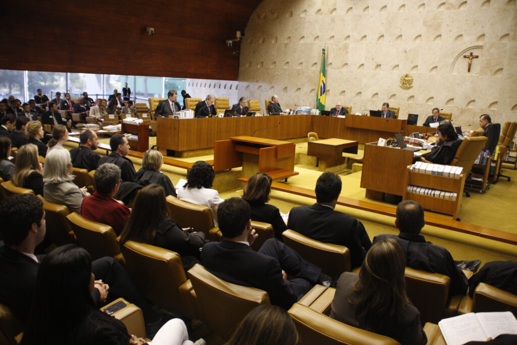 Fotografia da sessão de julgamento conjunto da ADPF 132 e da ADI 4277