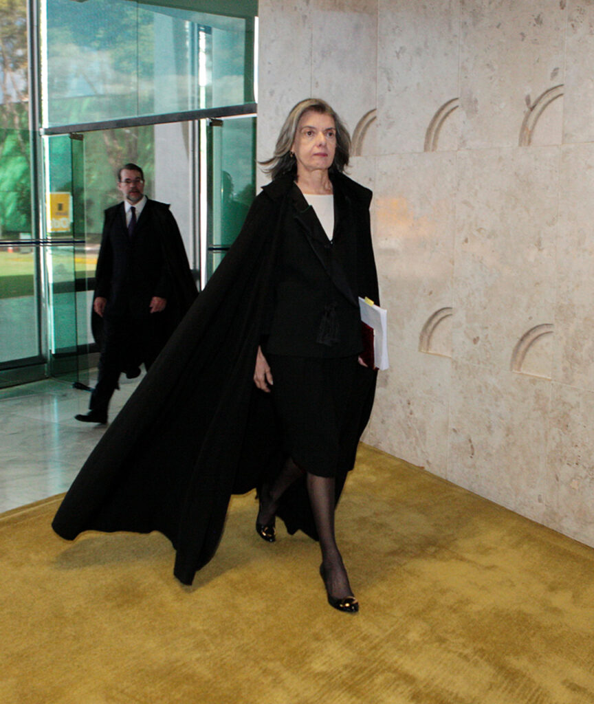 Ministra Cármen Lúcia entrando no Plenário