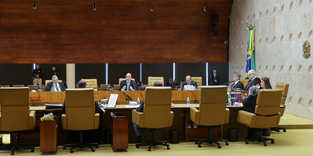 Fotografia lateral do Plenário do STF na sessão de 1º de julho de 2026.