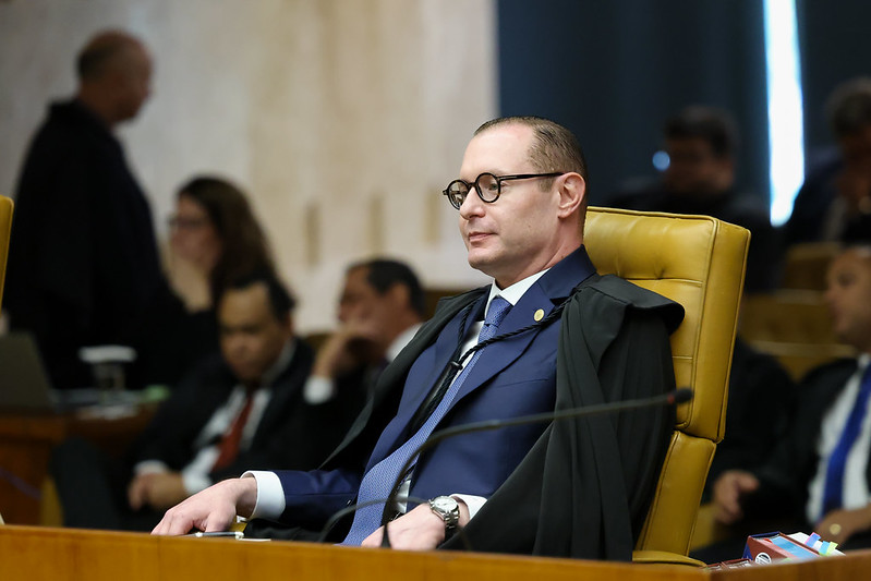 Ministro Cristiano Zanin na bancada do STF
