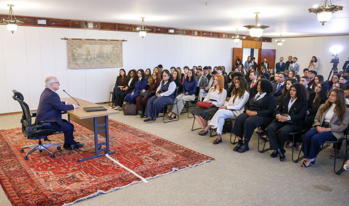 Presidente do STF recebe estudantes da UERJ e destaca compromisso das novas gerações com a democracia