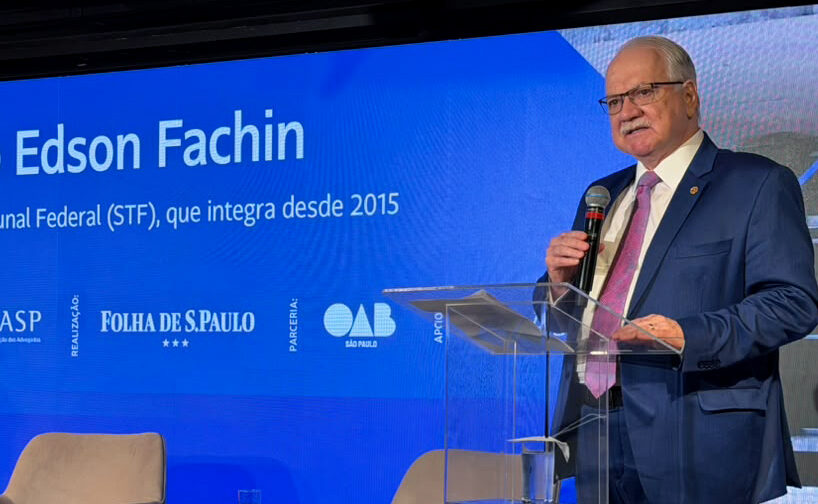 Fotografia do ministro Edson Fachin falando em um púlpito na abertura do evento.