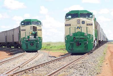 Duas locomotivas sobre trilhos
