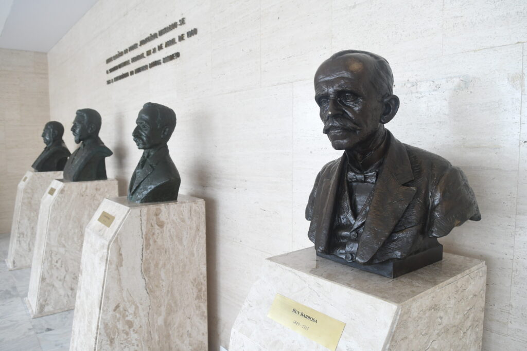 Fotografia do busto de Rui Barbosa no STF.