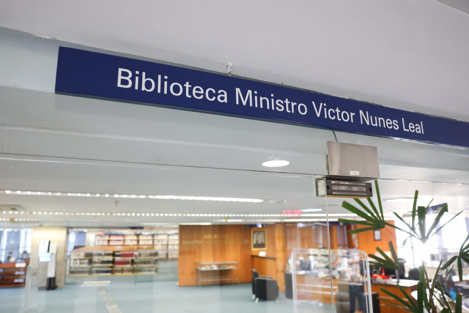 Fotografia da fachada da biblioteca do STF.