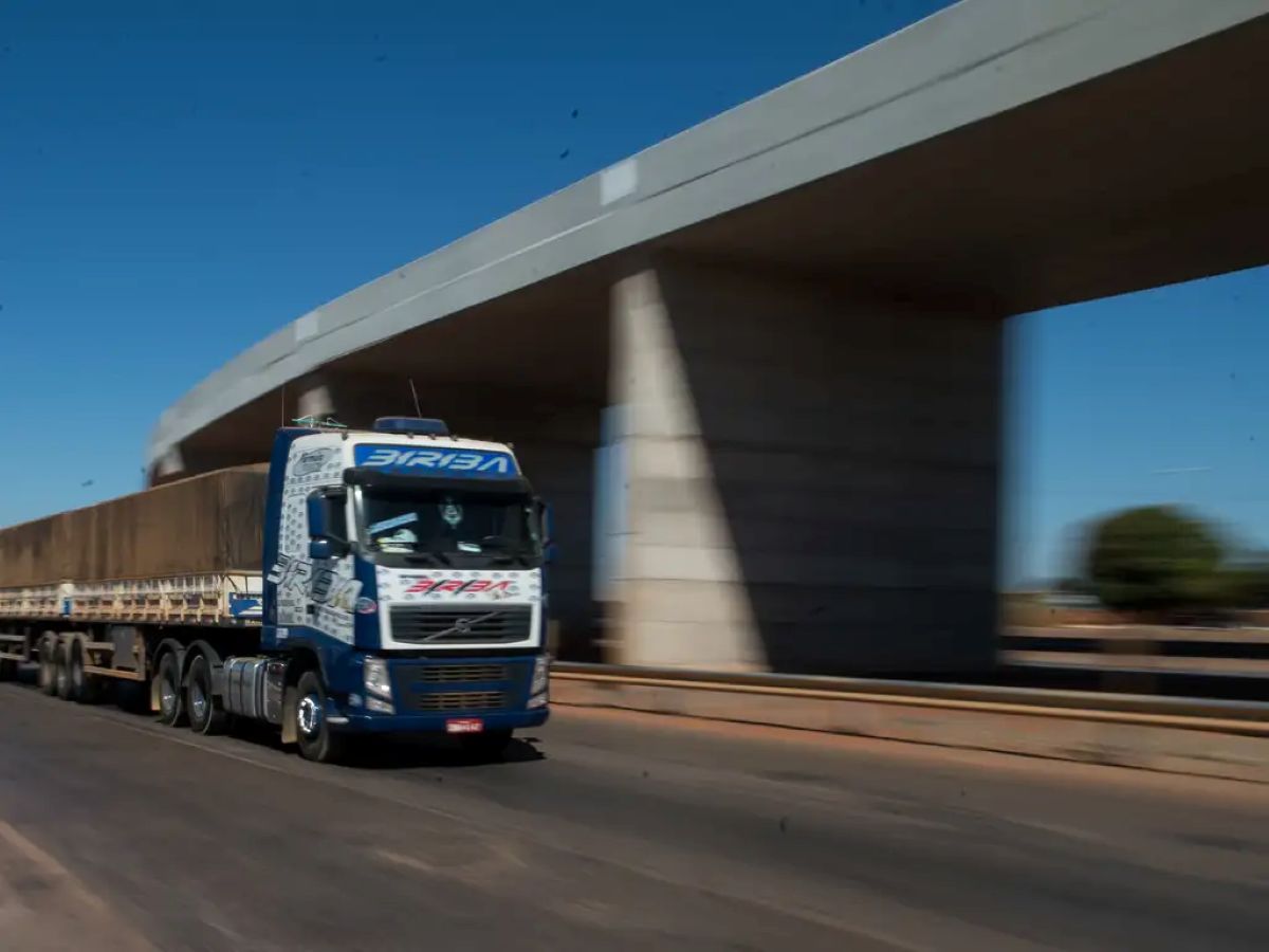 Caminhão de carga em rodovia