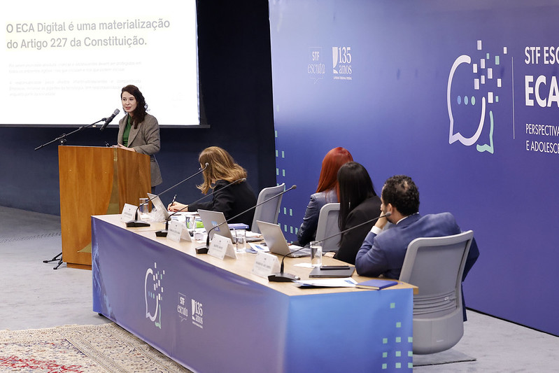 Participante e mesa do STF Escuta
