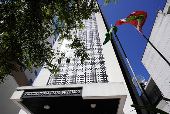 Fotografia da fachada do prédio da PGR-SC
