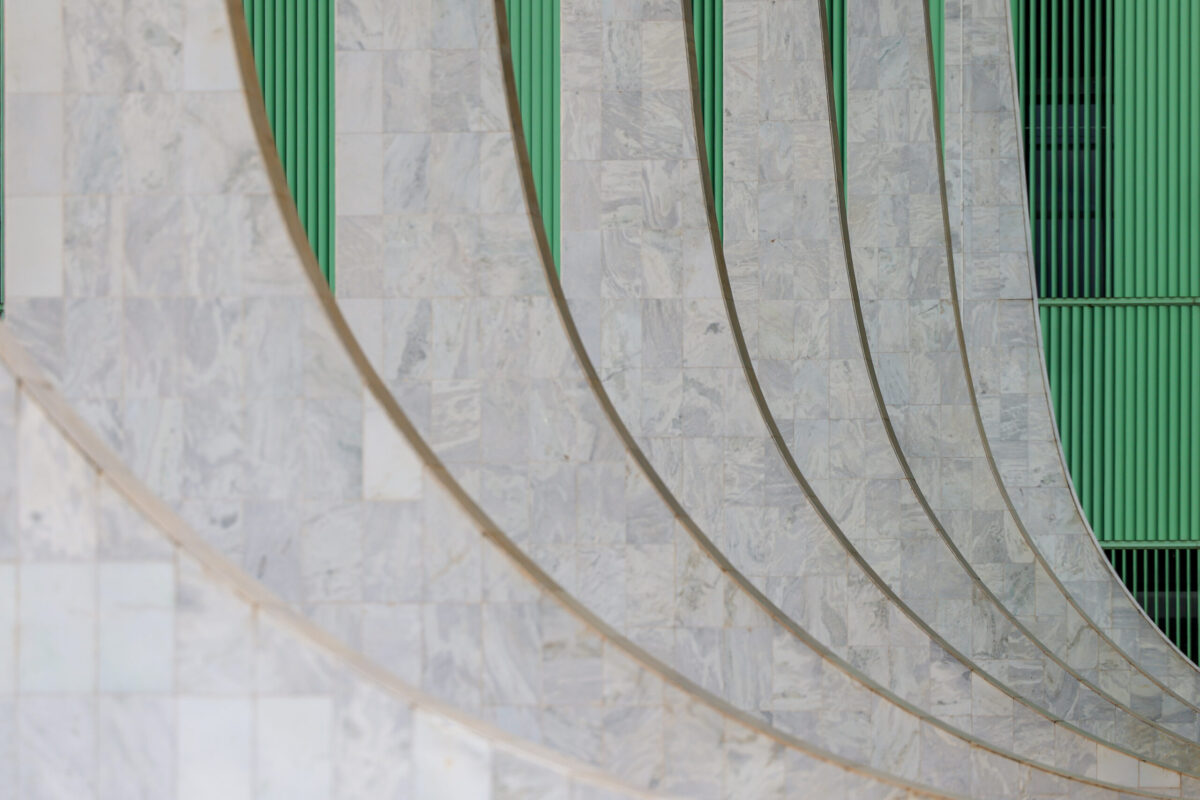 Fotografia que coloca em perspectiva colunas curvas do edifício-sede do STF