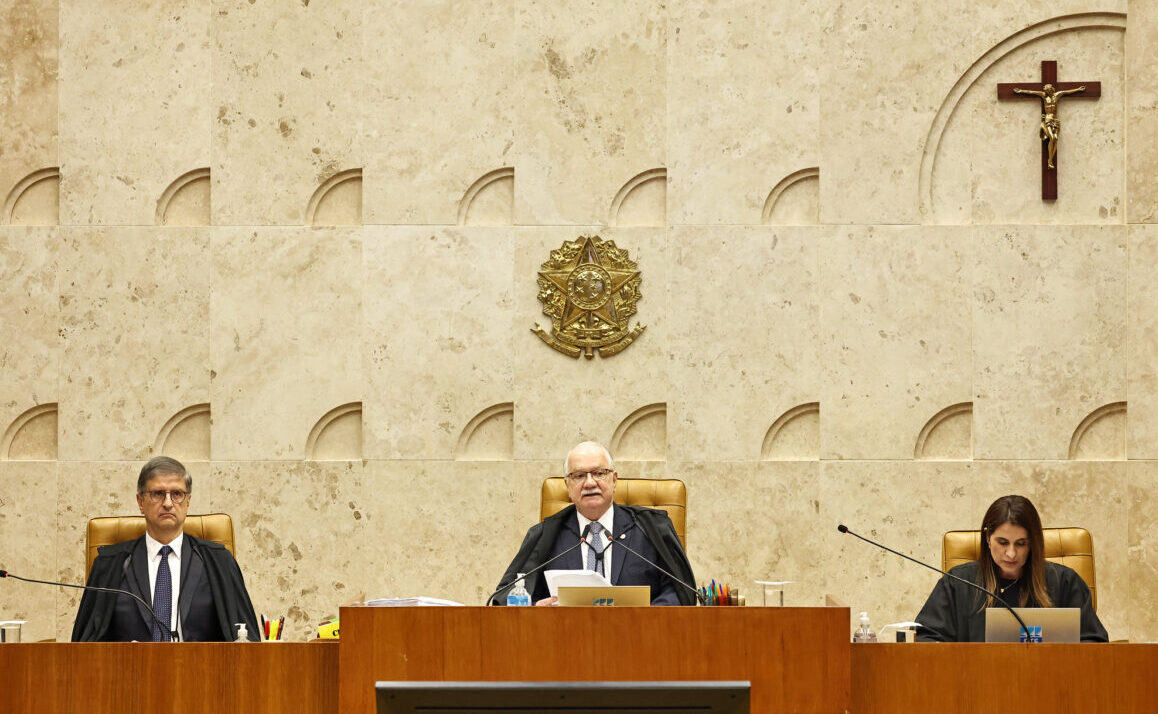 Fotografia do ministro Fachin presidindo a sessão plenária de 15 de setembro de 2026