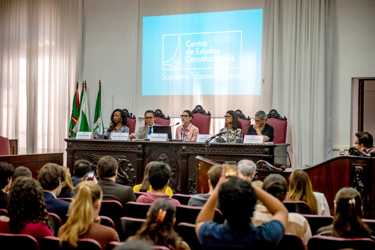 Fotografia do auditório durante a realização da audiência pública.
