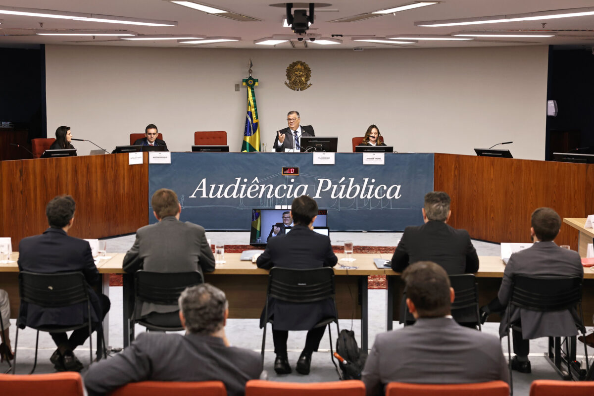 Fotografia da audiência Pública no STF debate controle e responsabilidade sobre emendas parlamentares. No centro da bancada está o ministro Flávio Dino.