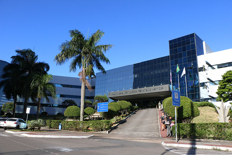 Fotografia da fachada do prédio do TJES