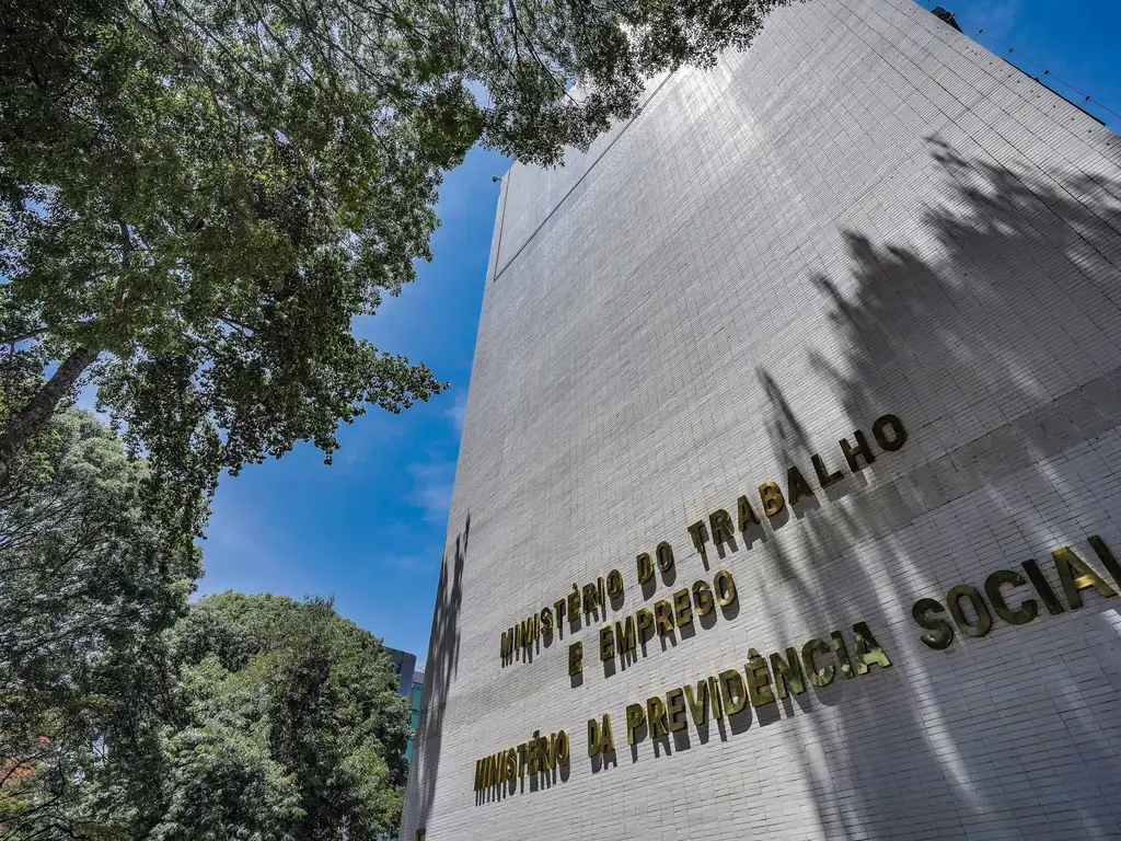 Fachada com letreiro do Ministério do Trabalho e Emprego e do Ministério da Previdência Social