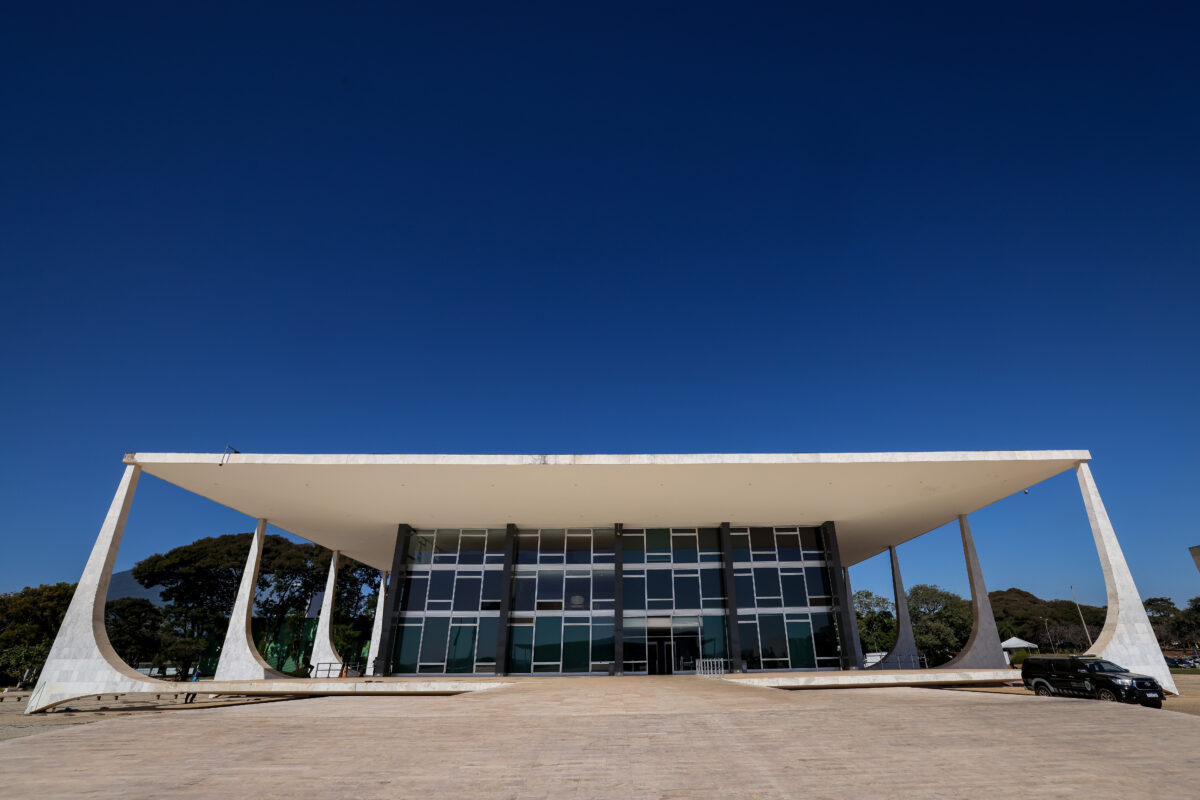 Fotografia do edifício-sede do STF sob um céu azul sem nuvens.