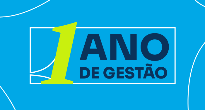 Carda na cor azul com o texto, no centro, 1 ano de gestão