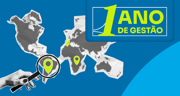 Arte sobre um ano de gestão: em fundo azul, um mapa-mundi em cinza, com alguns locais marcados, e uma mão segurando uma lupa