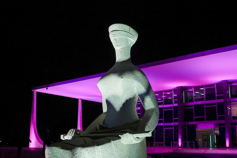 Edifício-sede do STF Iluminado em Rosa