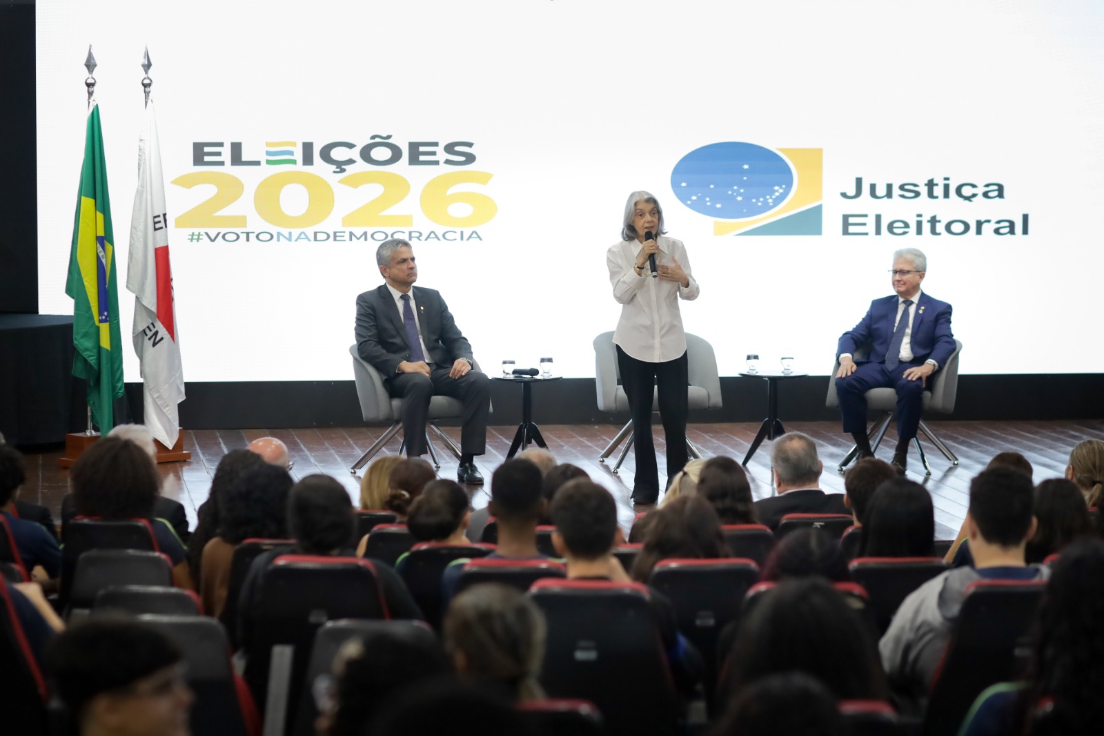 Ministra Cármen Lúcia em palestra aos estudantes em BH