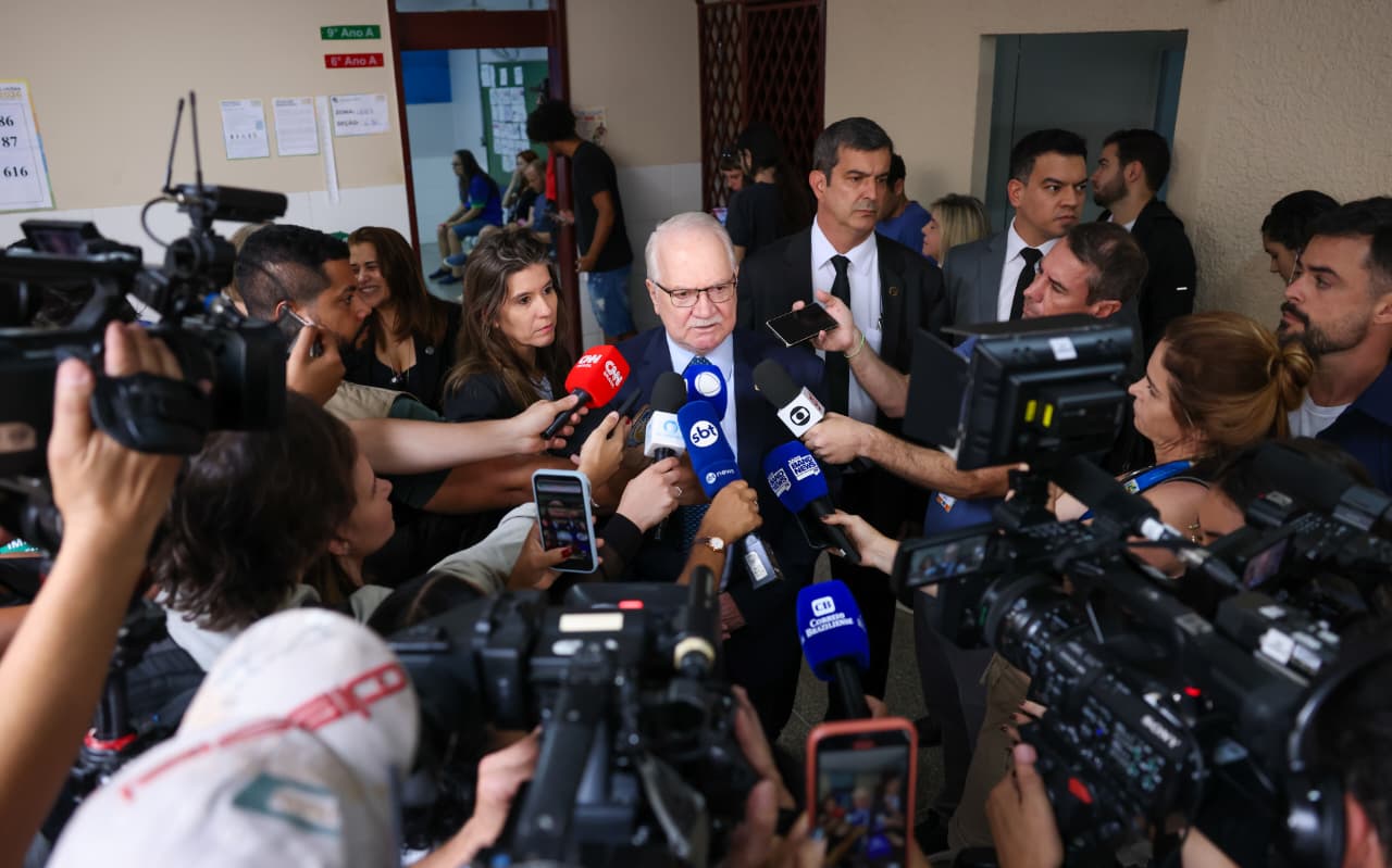 Ministro Edson Fachin faz pronunciamento após votar no primeiro turno das eleições gerais de 2026