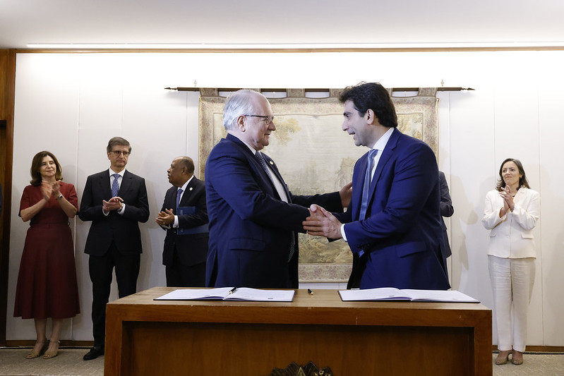Ministro Edson Fachin e Gabriel Galípolo em aperto de mão na solenidade