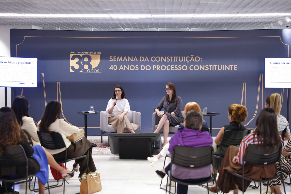 Fotografia de palestrantes falando para o público da roda de conversa.