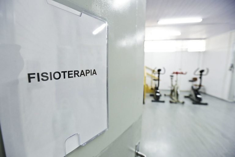 Interior de clínica de fisioterapia