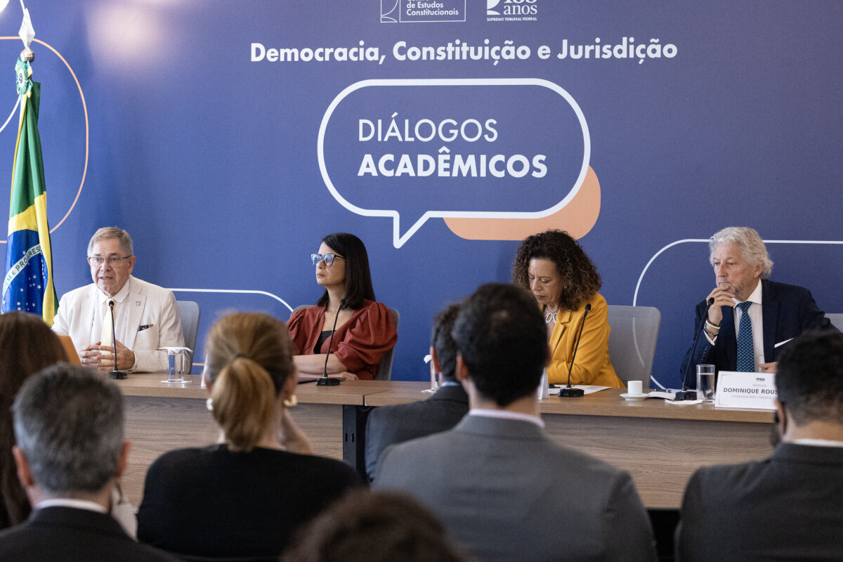 Fotografia dos integrantes da mesa do evento.